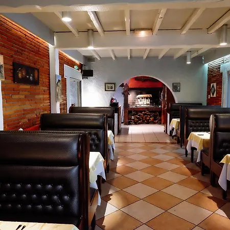 Logis - Restaurant L Enclos 2*