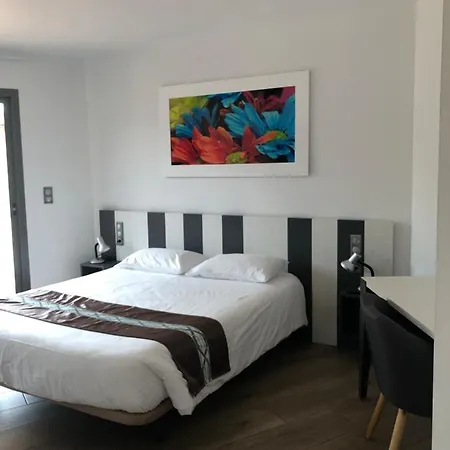 Logis - Restaurant L Enclos 2*