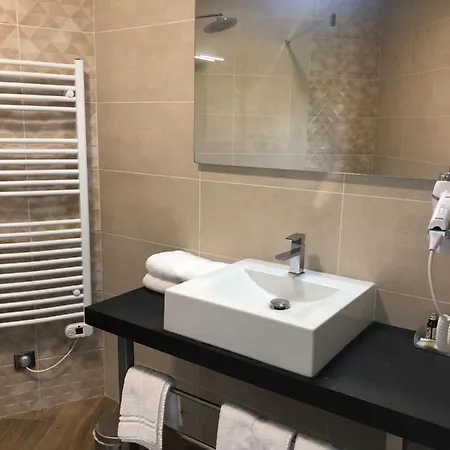 Logis - Restaurant L Enclos 2* Donneville